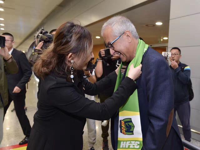 生活上，她在3月13日生下了女儿，正在和丈夫戴夫;麦卡里分享着当父母的幸福